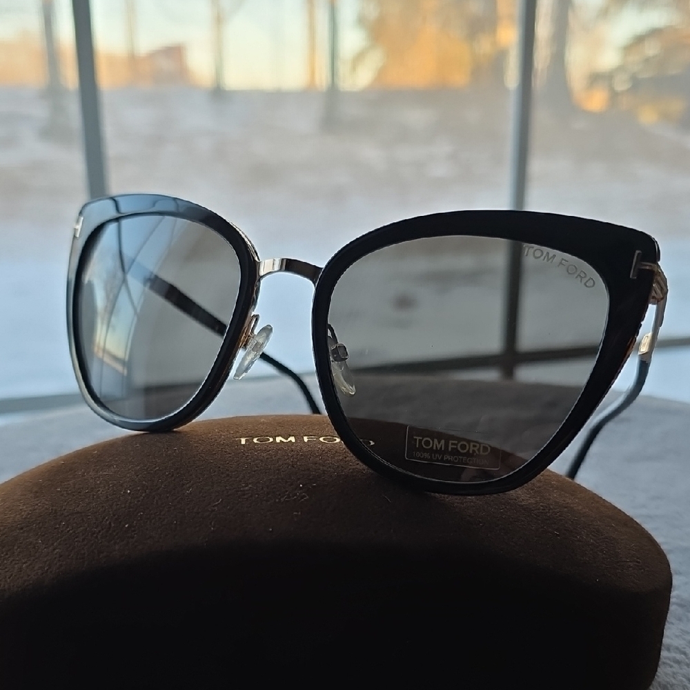 Tom Ford Elegant Black Cat Eye Sunglasses